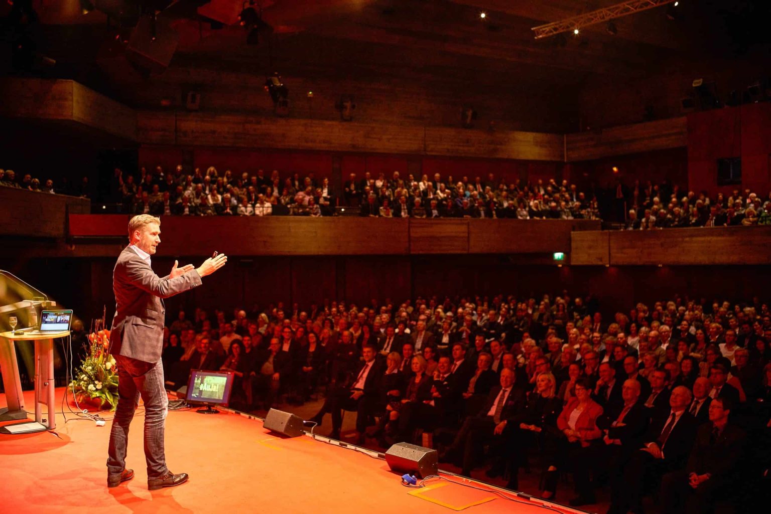 what is a keynote speaker